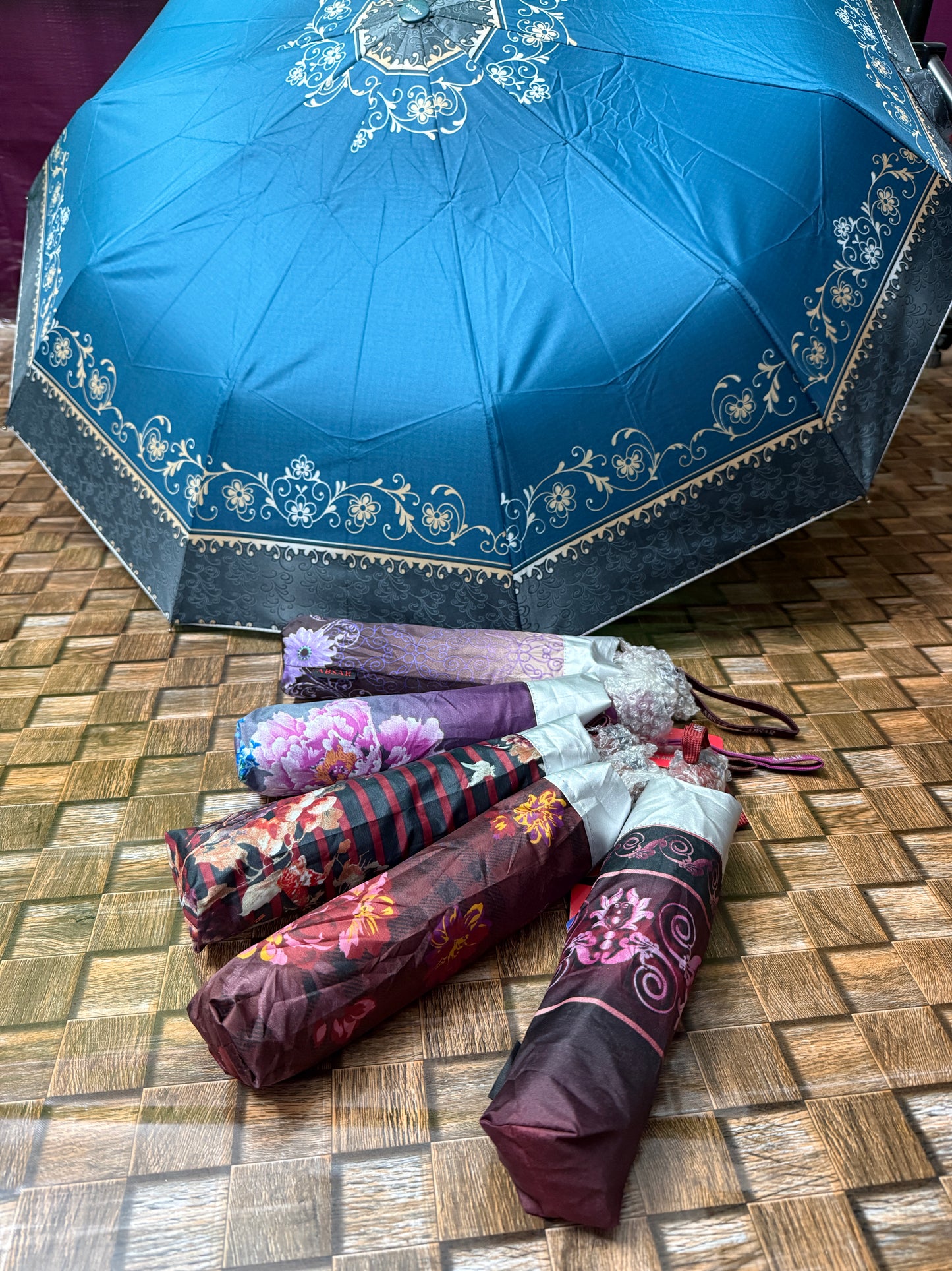 Elegant Floral 10-Ribs Folding Umbrella